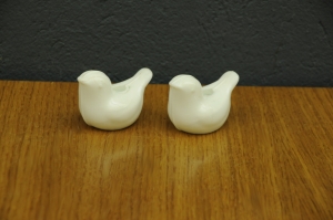 dwa porcelanowe swieczniki biale ptaki 